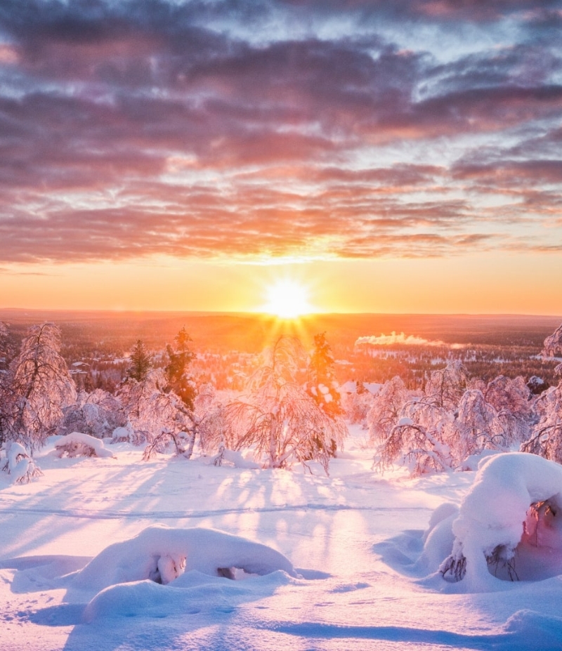 foto del tramonto da una collina in scandinavia