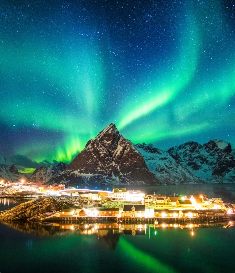 Aurora Boreale in Svezia vista da una foresta