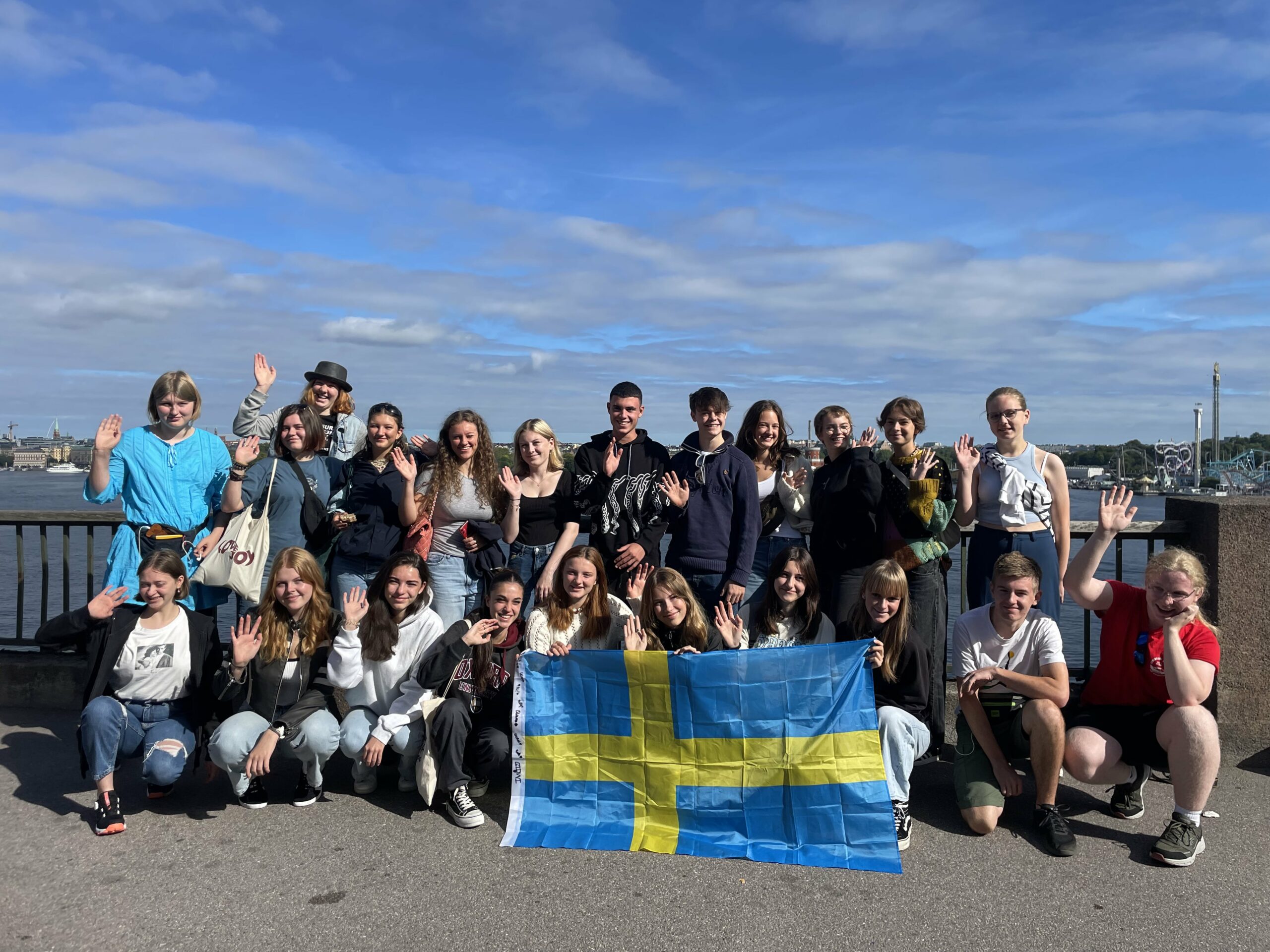 Foto di gruppo di studenti all'estero con una bandiera della svezia